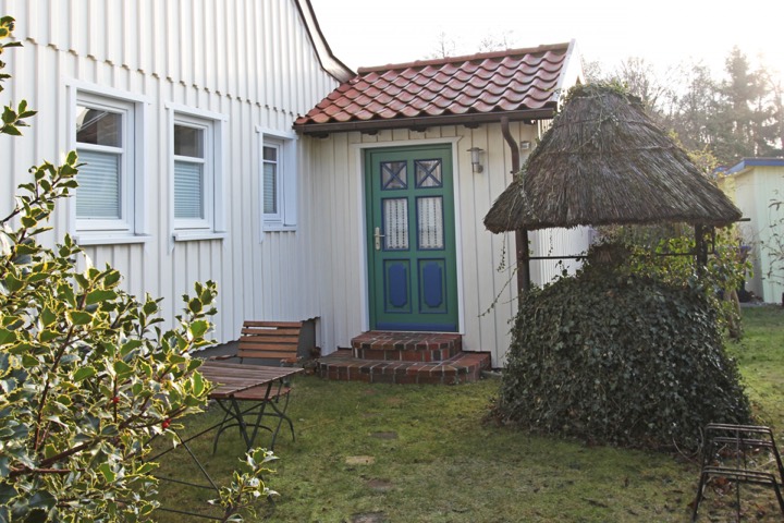 The captain's house with its entrance and old well in the garden