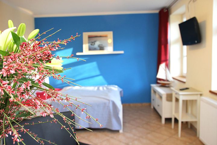 Living and sleeping area with double bed and satellite TV