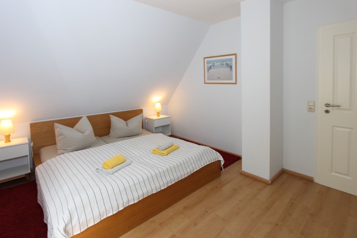 Bright bedroom with double bed in Holiday Home 2